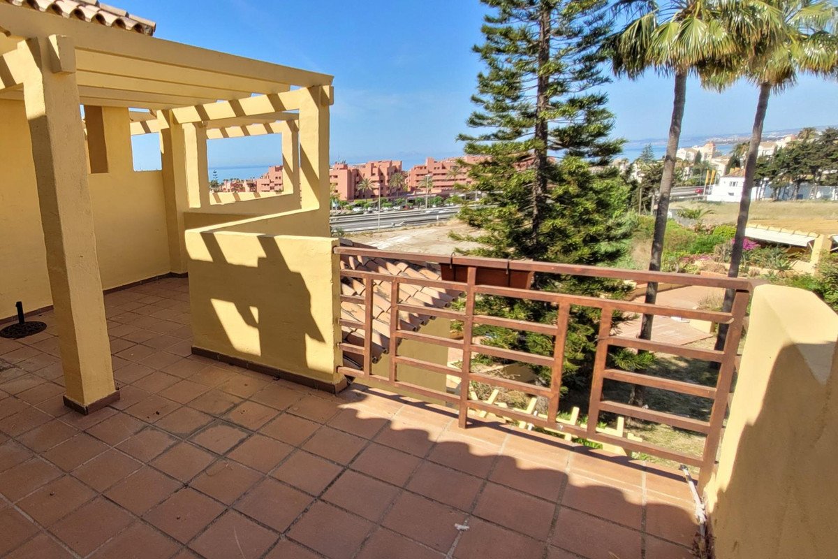 4 Bed Rijtjeshuis in Estepona in Estepona, 