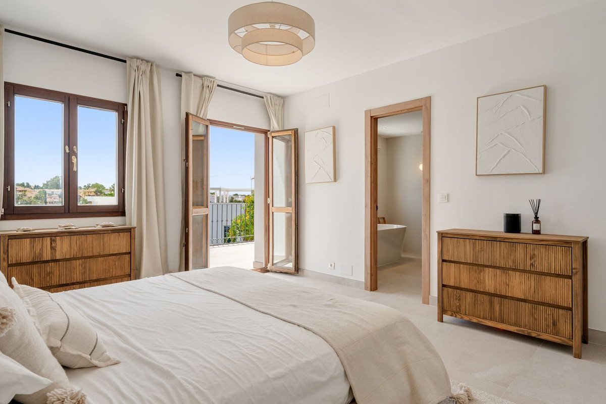 4 Bed Rijtjeshuis in Estepona in Estepona, 