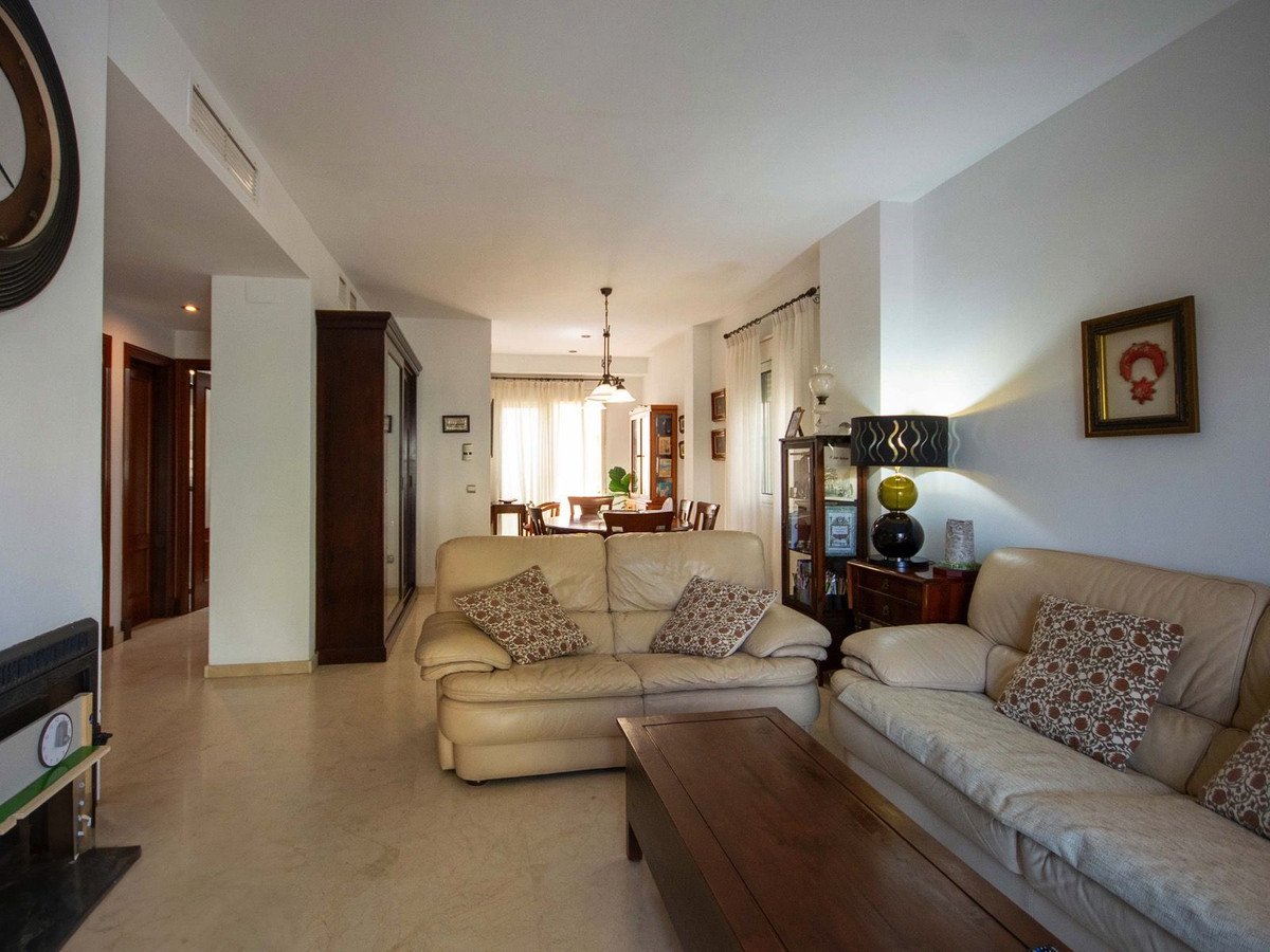 4 Bed Radhus in Estepona i Estepona, Radhus