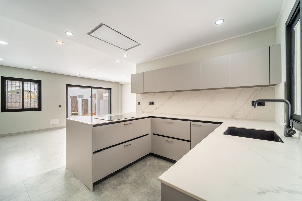 4 Bed بيت مدينة in Estepona في Estepona, تاون هاوس