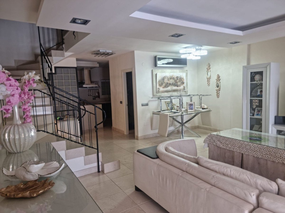 5 Bed Radhus in Estepona i Estepona, 