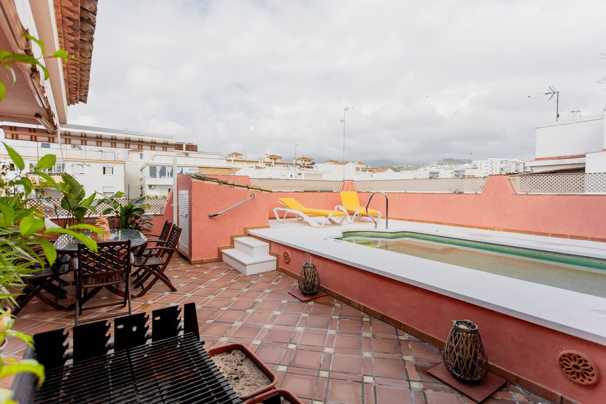 7 Bed Rijtjeshuis in Estepona in Estepona, Rijtjeshuis