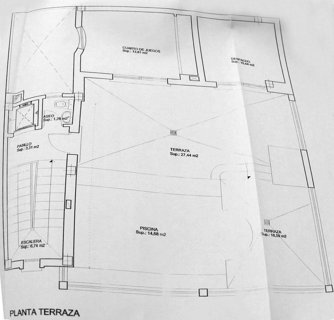 Terrassplan som visar pool, terrasser, spelrum, förråd och trappa.