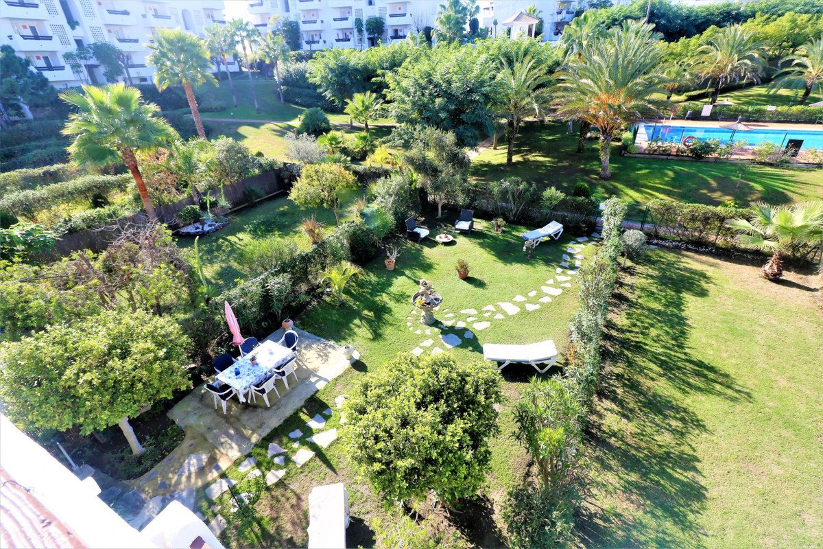 3 Bed Двуфамилна къща in Estepona в Estepona, 