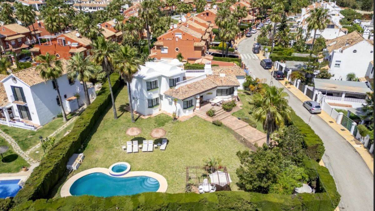 4 Bed فيلا مستقلة in Estepona في Estepona, فيلا منفصلة