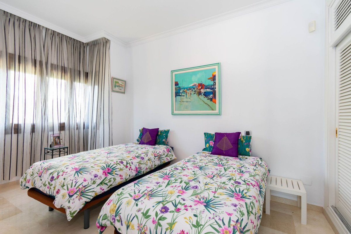 4 Bed فيلا مستقلة in Estepona في Estepona, 