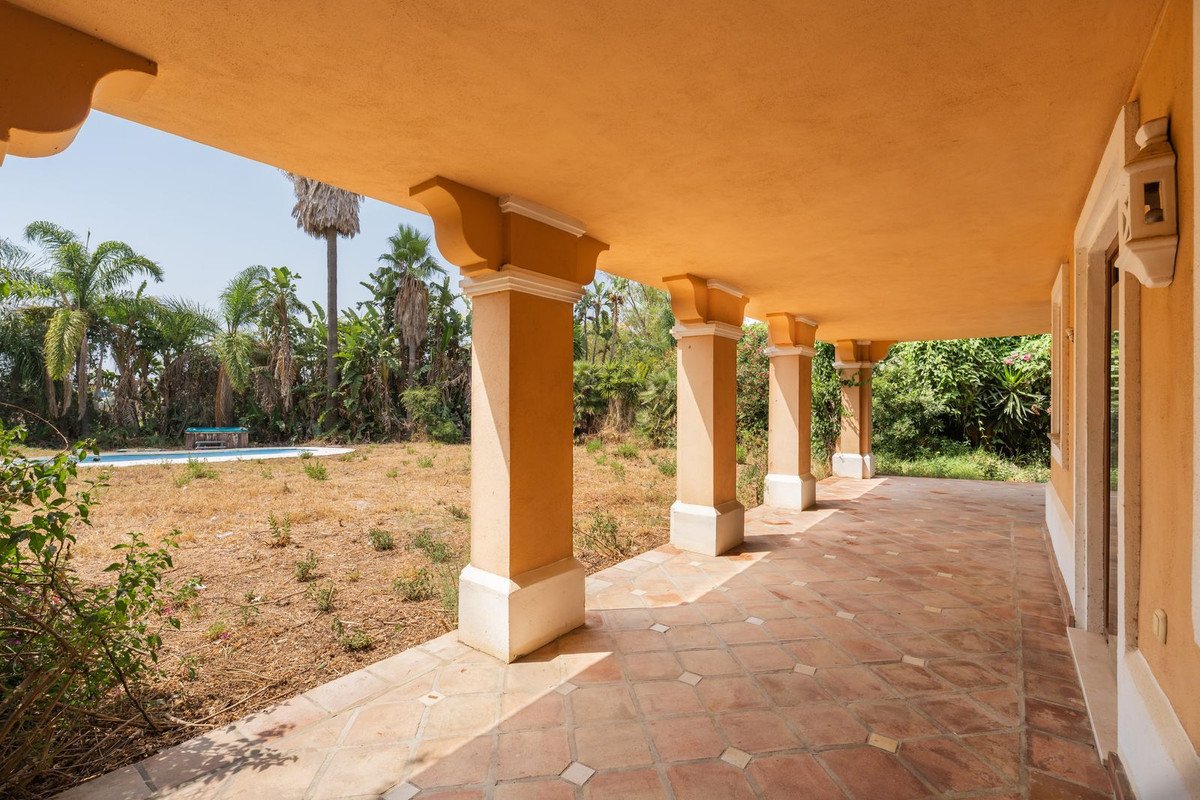 4 Bed Vrijstaande Villa in Estepona in Estepona, 