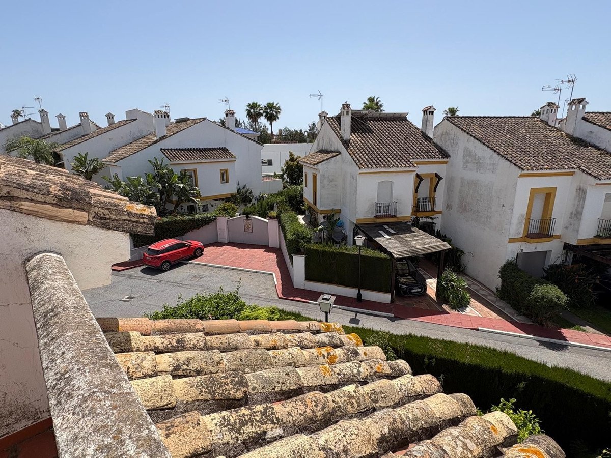 4 Bed Parhus in Estepona i Estepona, Halvfristående villa