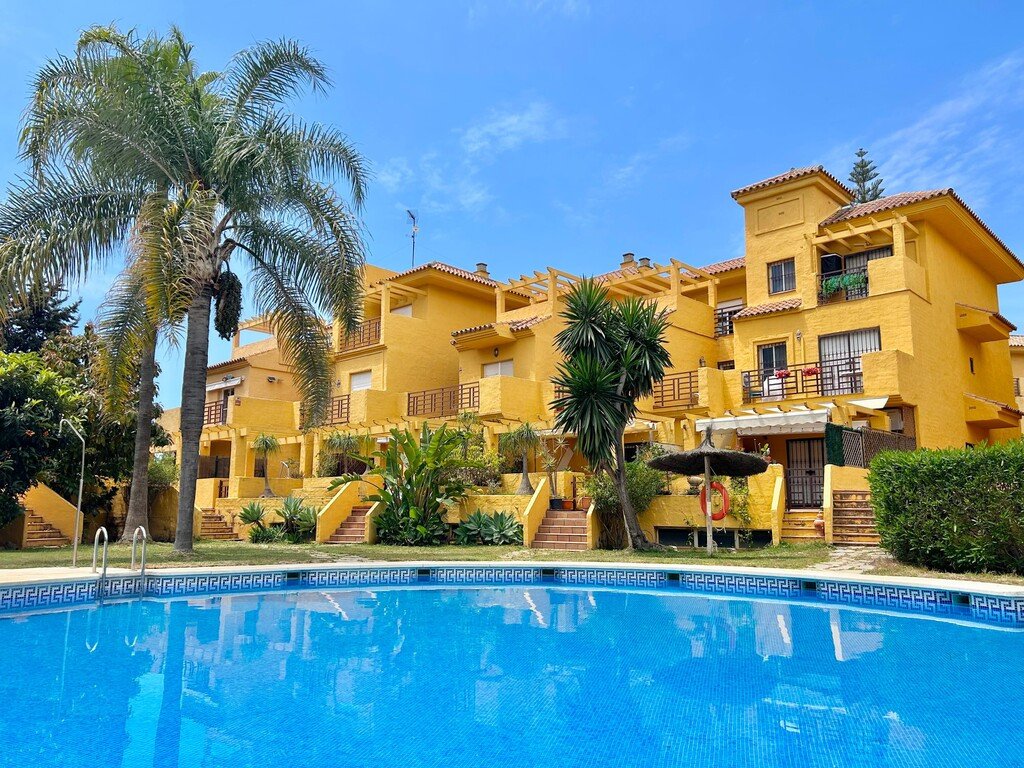 4 Bed منزل شبه منفصل in Estepona في Estepona, 