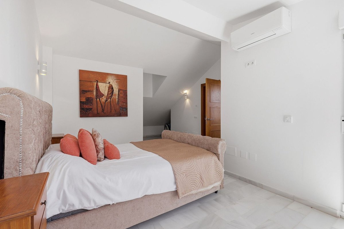 5 Bed Halfvrijstaand Huis in Estepona in Estepona, 