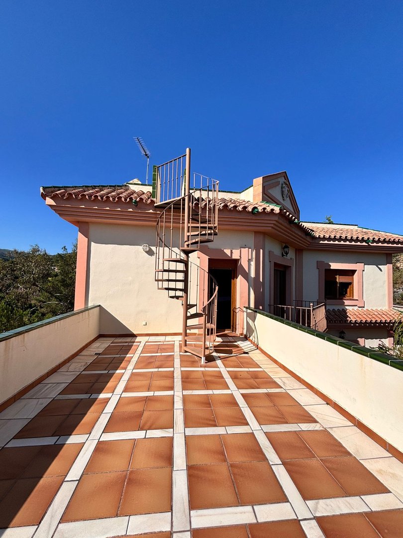 5 Bed Fristående villa in Estepona i Estepona, Fristående Villa