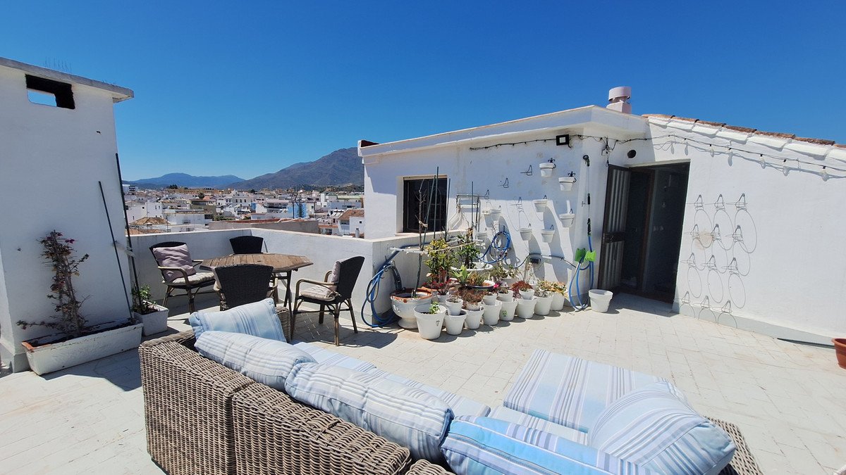 5 Bed Commercial in Estepona i Estepona, 