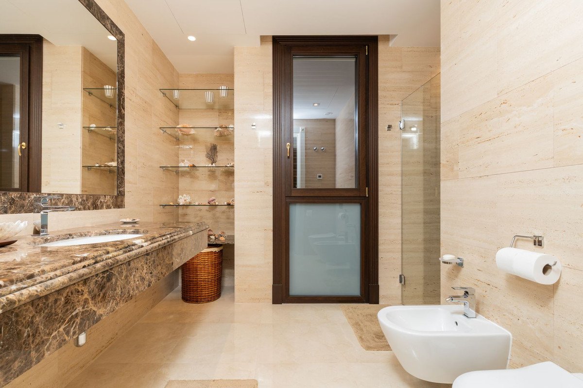 7 Bed Vrijstaande Villa in Estepona in Estepona, Vrijstaande Villa