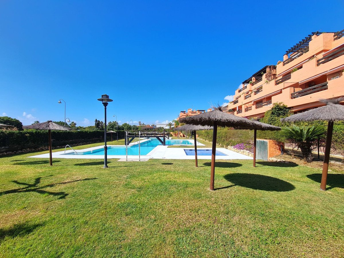 1 Bed شقة في الطابق الأوسط in Estepona في Estepona, شقة