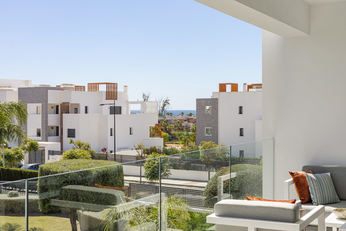 2 Bed Апартамент на среден етаж in Estepona в Estepona, Апартамент