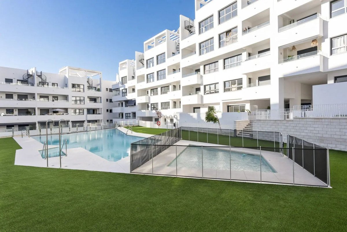3 Bed شقة في الطابق الأوسط in Estepona في Estepona, شقة