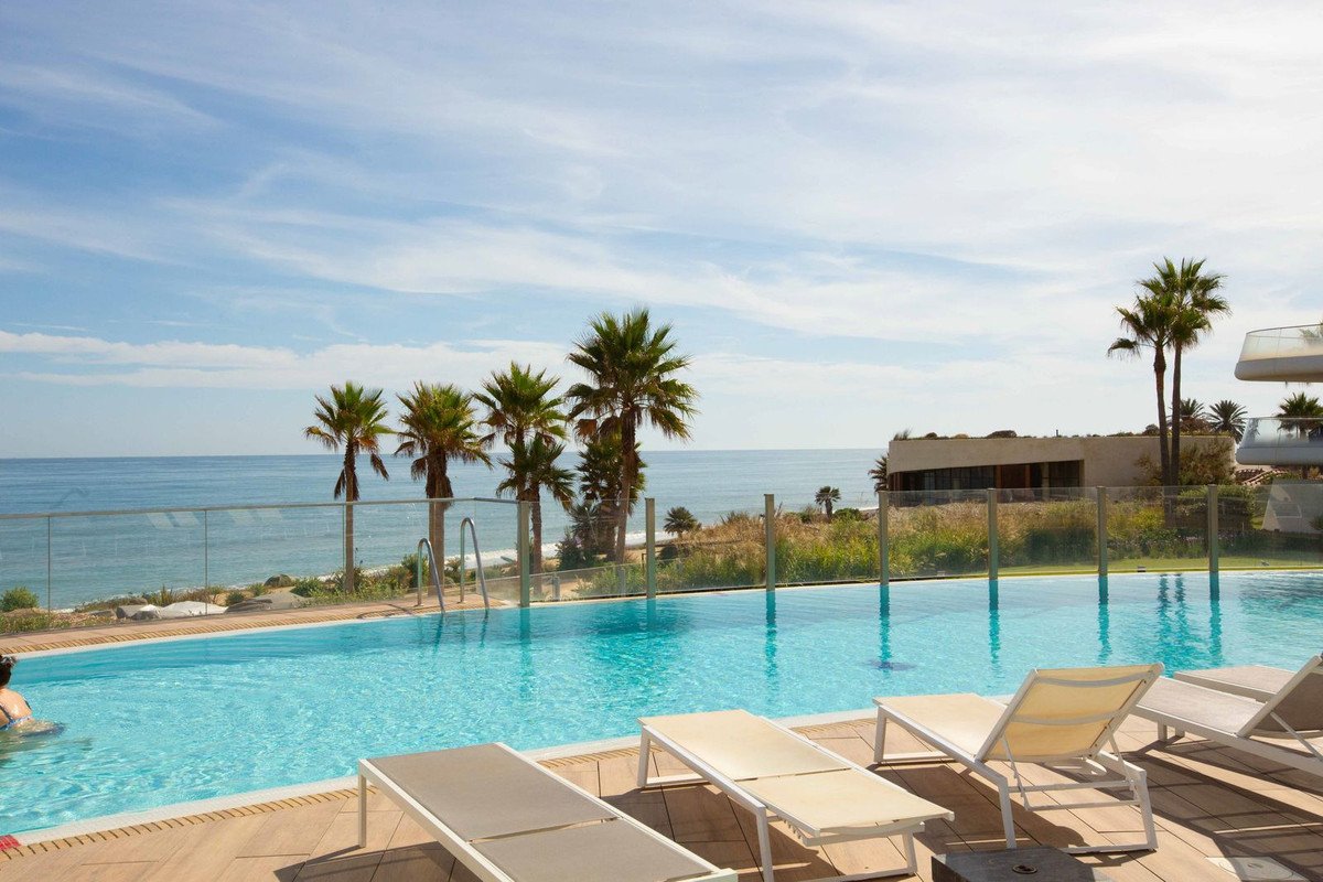 3 Bed شقة في الطابق الأوسط in Estepona في Estepona, شقة