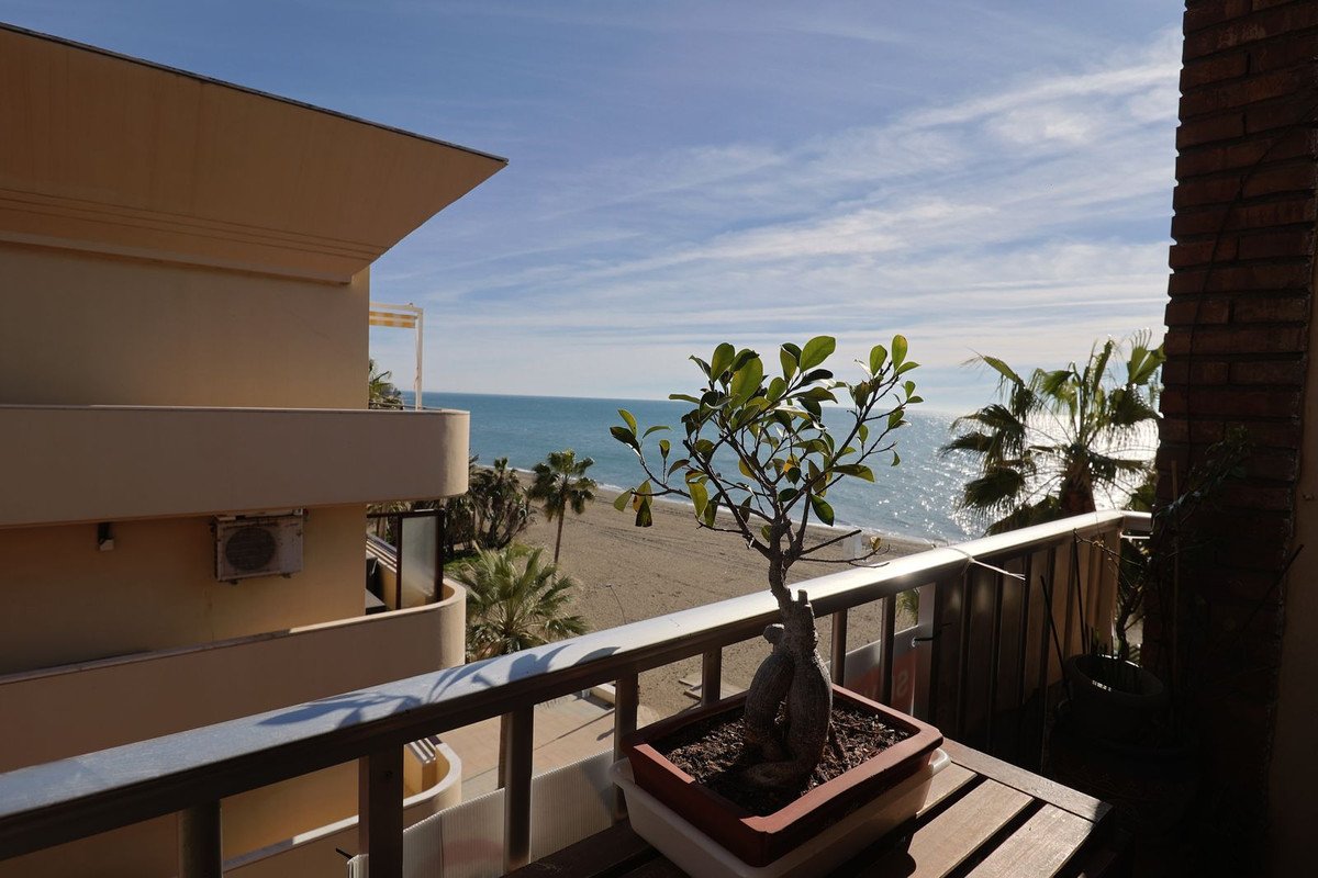 3 Bed 중간층 아파트 in Estepona 위치 Estepona, 