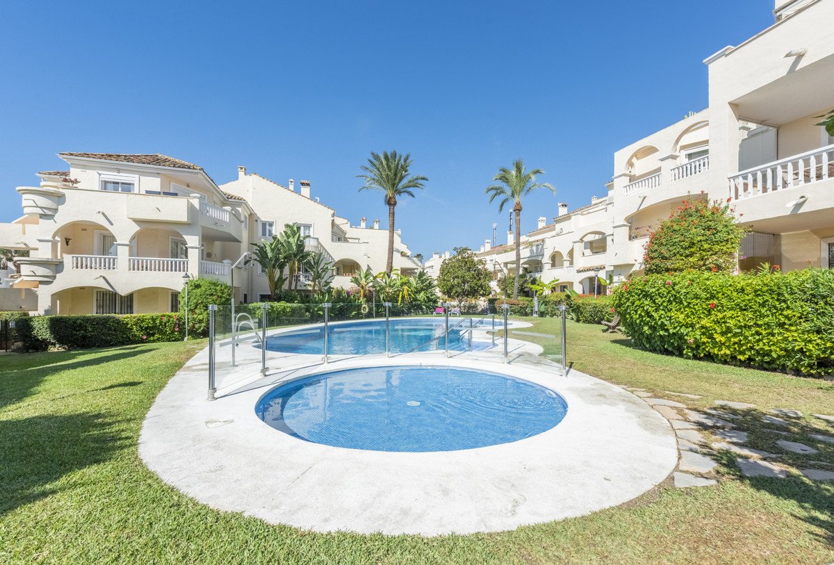 3 Bed شقة في الطابق الأوسط in Estepona في Estepona, شقة