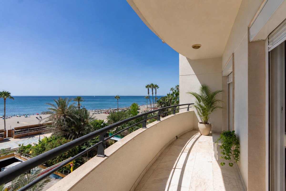 3 Bed شقة في الطابق الأوسط in Estepona في Estepona, شقة