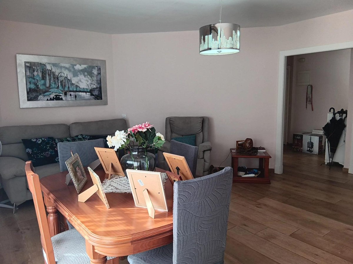3 Bed شقة في الطابق الأوسط in Estepona في Estepona, شقة