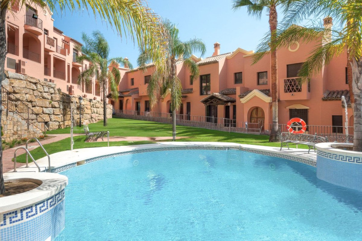 3 Bed Rijtjeshuis in Estepona in Estepona, Rijtjeshuis