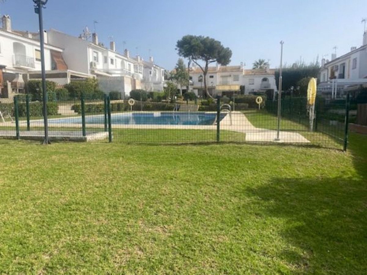 3 Bed Rijtjeshuis in Estepona in Estepona, Rijtjeshuis