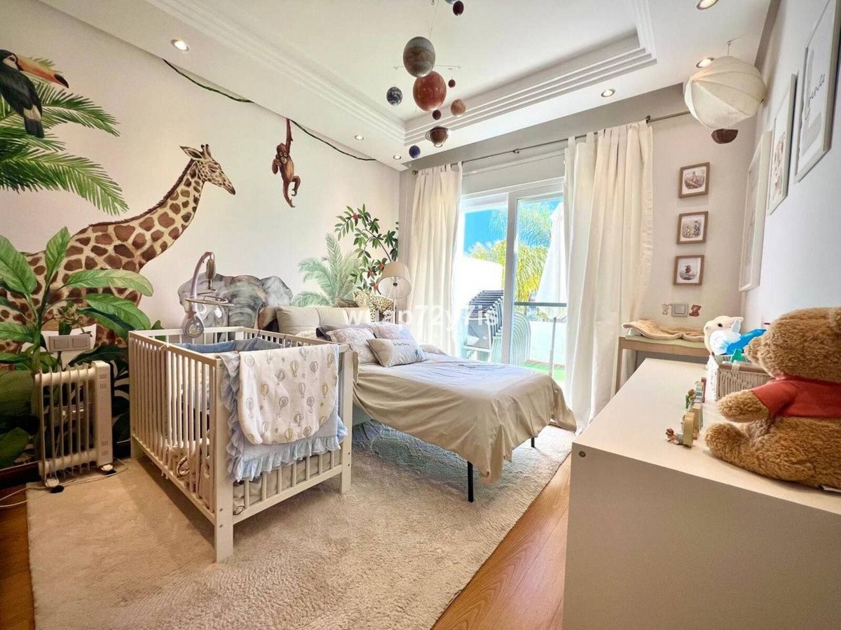 4 Bed Rijtjeshuis in Estepona in Estepona, Rijtjeshuis