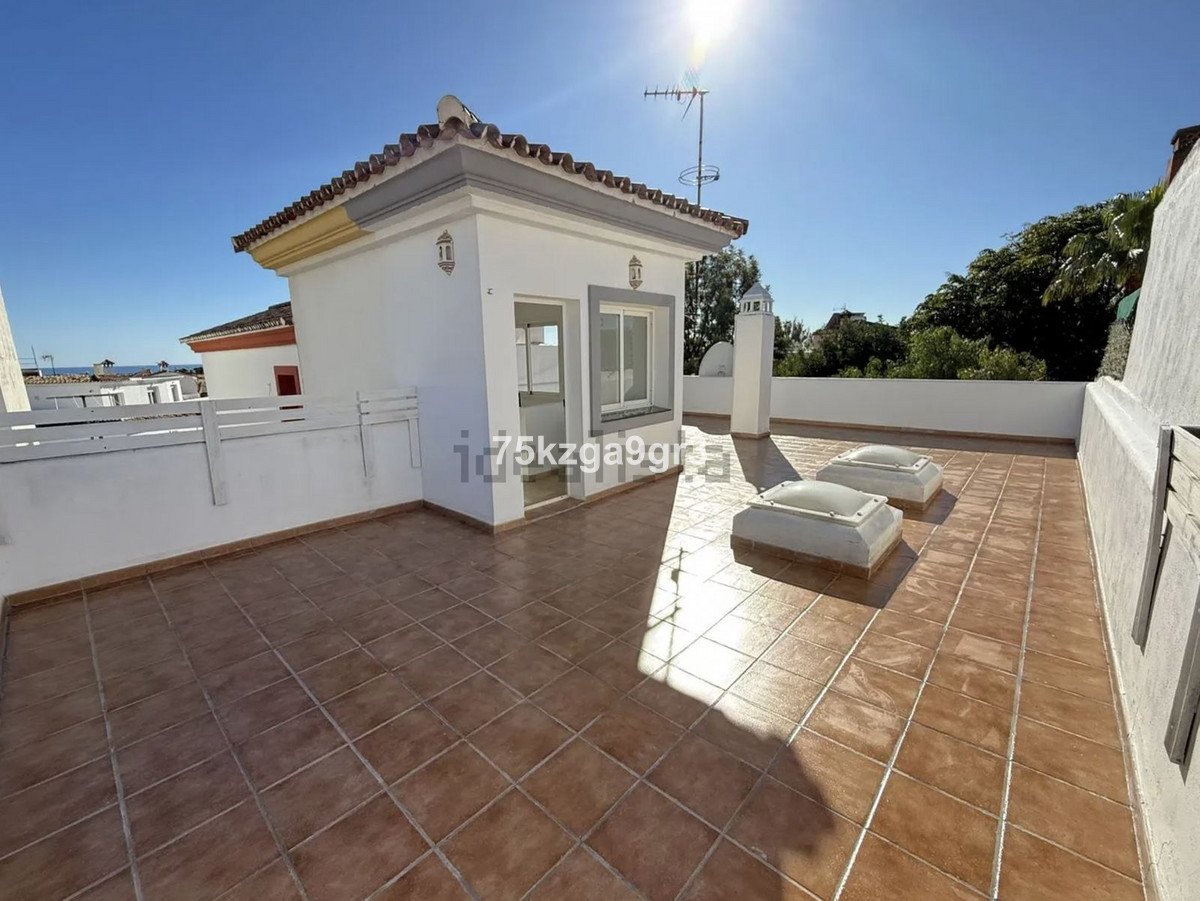4 Bed Rijtjeshuis in Estepona in Estepona, Rijtjeshuis