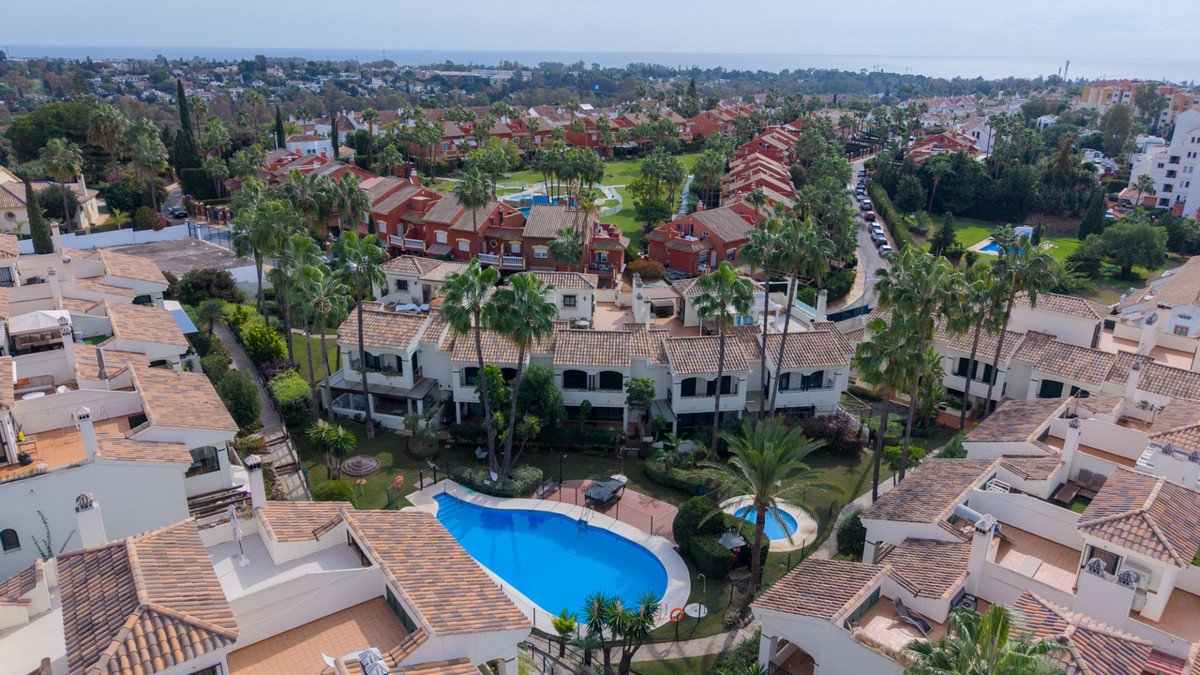 4 Bed Rijtjeshuis in Estepona in Estepona, Rijtjeshuis