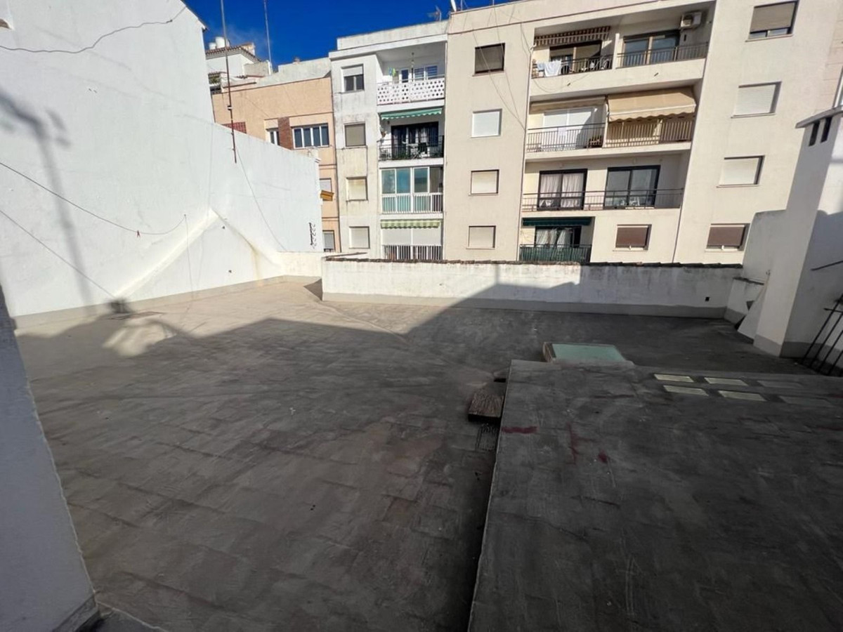 12 Bed Halfvrijstaand Huis in Estepona in Estepona, Halfvrijstaand Huis