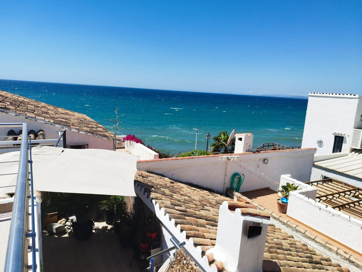 3 Bed Halfvrijstaand Huis in Estepona in Estepona, Geschakeld Huis