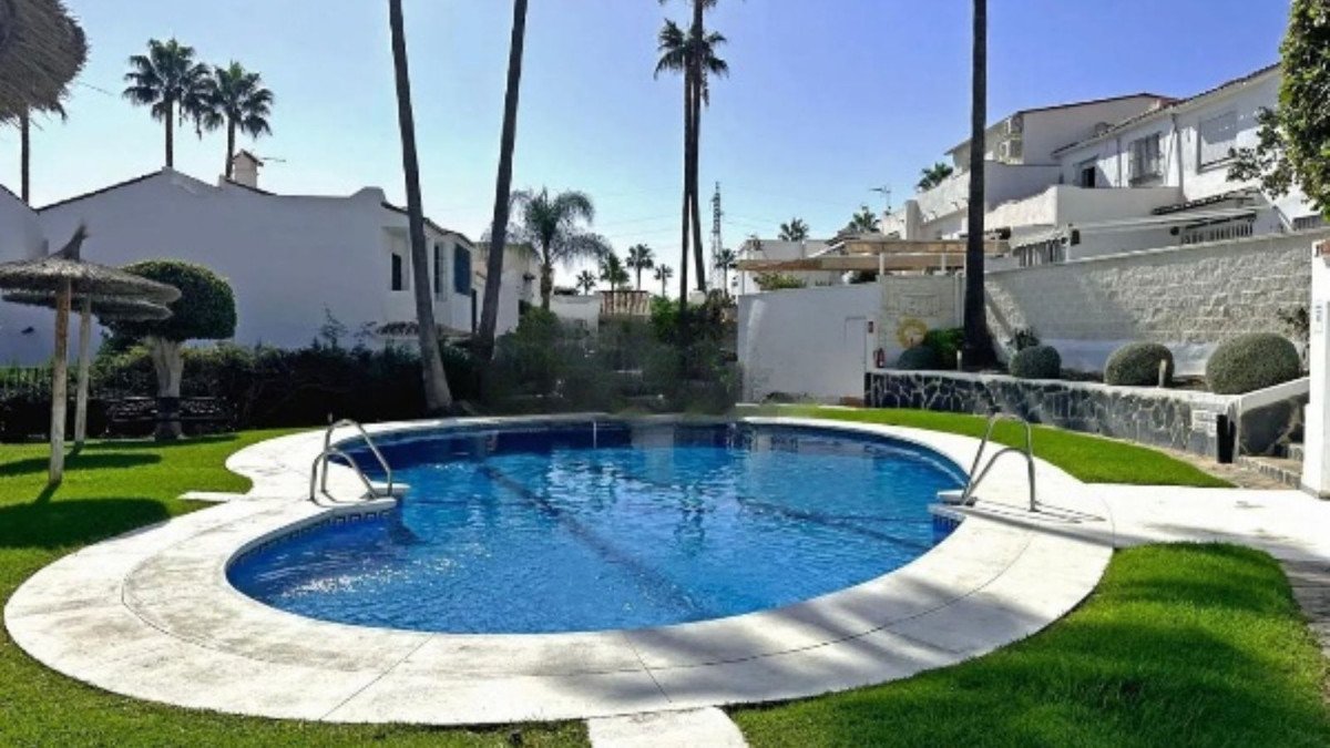 3 Bed Halfvrijstaand Huis in Estepona in Estepona, Halfvrijstaande woning