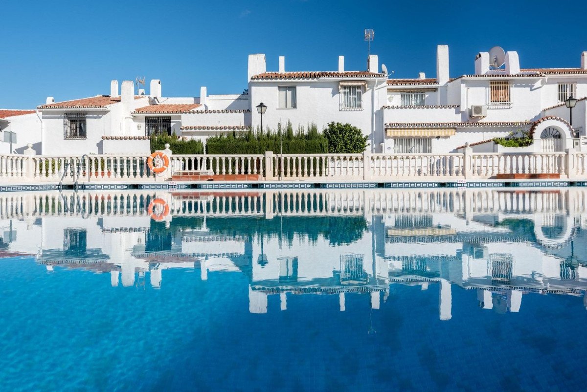 3 Bed Halfvrijstaand Huis in Estepona in Estepona, Geschakelde Woning