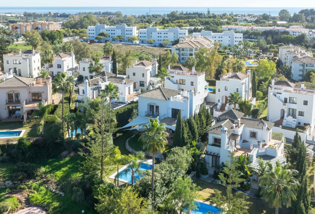 4 Bed فيلا مستقلة in Estepona في Estepona, فيلا منفصلة
