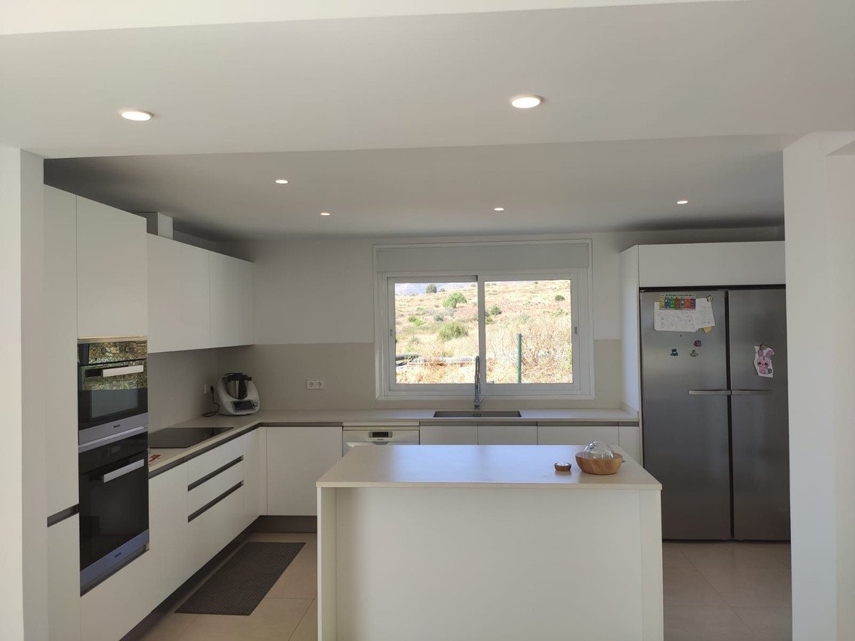4 Bed Samostojna vila in Estepona v Estepona, Samostojna Vila