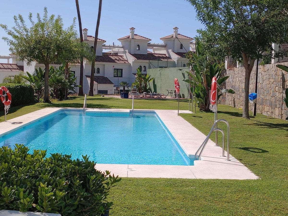 3 Bed منزل شبه منفصل in Estepona في Estepona — منزل شبه منفصل