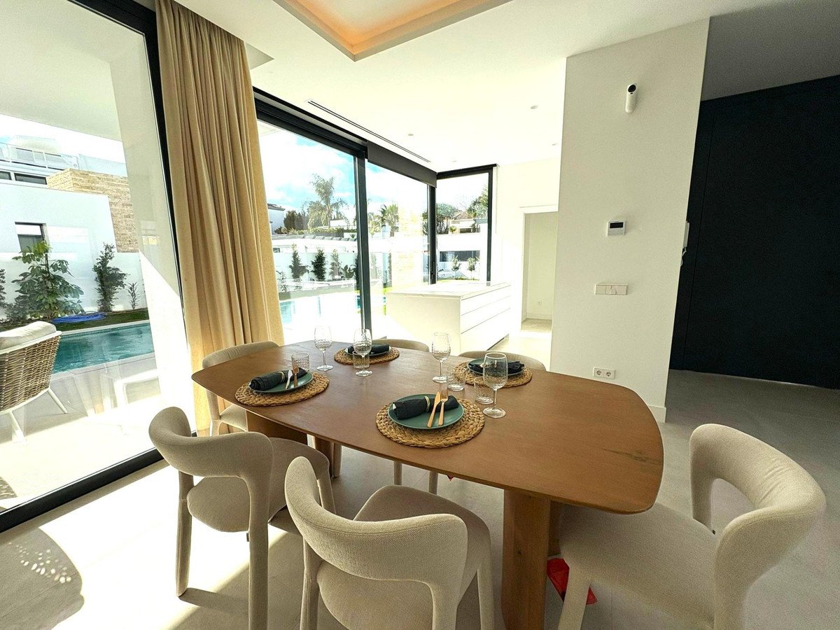 6 Bed فيلا مستقلة in Estepona في Estepona, فيلا مستقلة