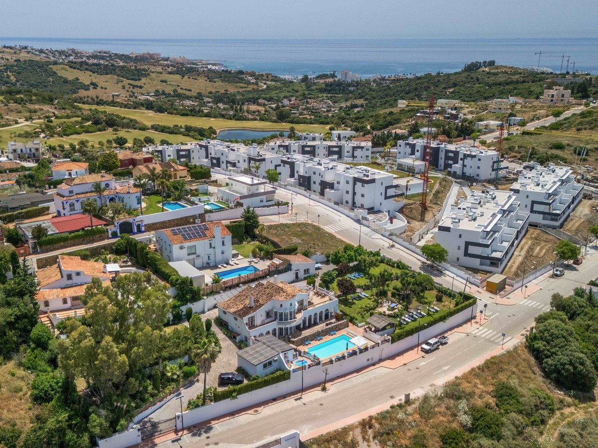 6 Bed Atskira vila in Estepona Vietovėje Estepona, Individuali vila