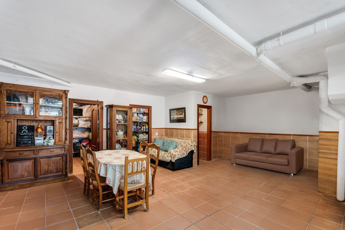 7 Bed Halfvrijstaand Huis in Estepona in Estepona, Semi-detached House