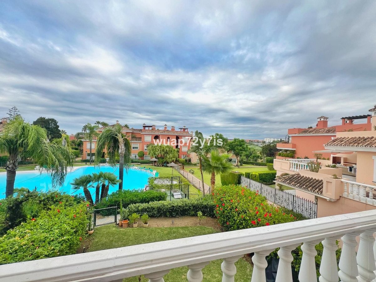 2 Bed Квартира на среднем этаже in Estepona в Costalita, Апартаменты