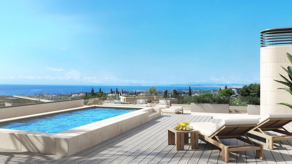 Terras met zwembad en panoramisch uitzicht op zee