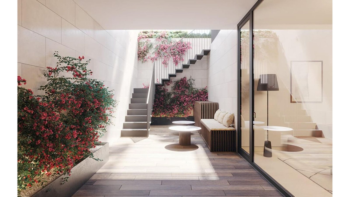 Bougainvillea Estepona: Binnen-buitenruimte met trap en bloeiende planten.