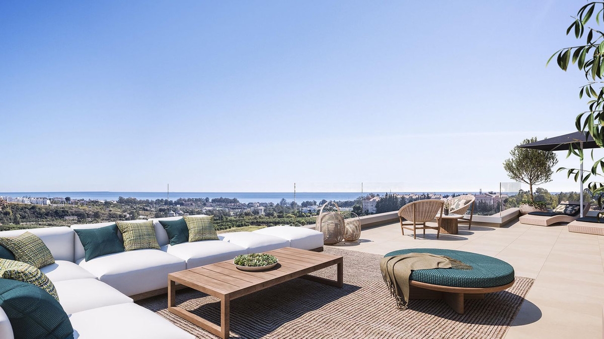 Luxe terras met oceaanzicht, comfortabele loungebank en stijlvolle buitenmeubels.