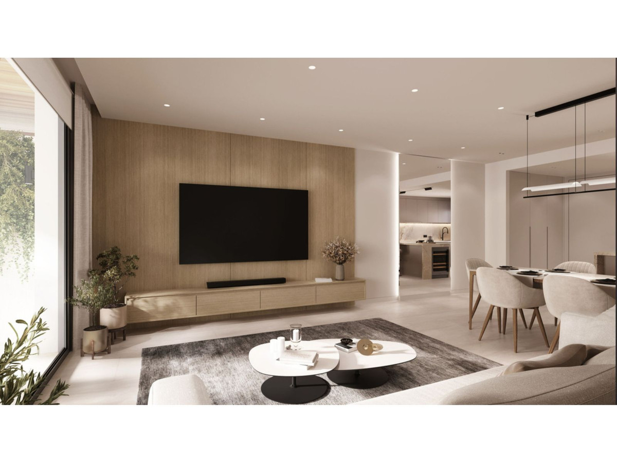 Stijlvolle woon- en eetkamer met tv en design meubels.