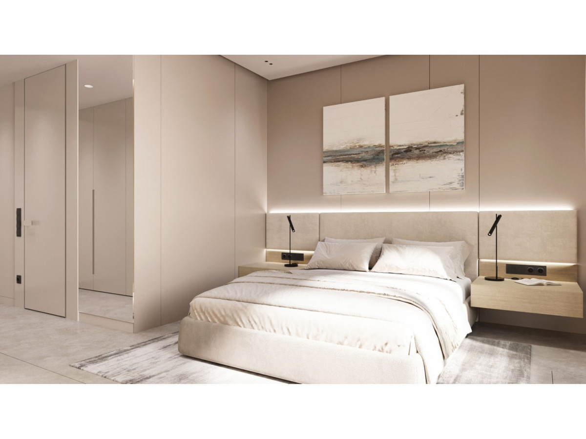 Moderne beige slaapkamer interieur met minimalistische kunst en zacht licht.