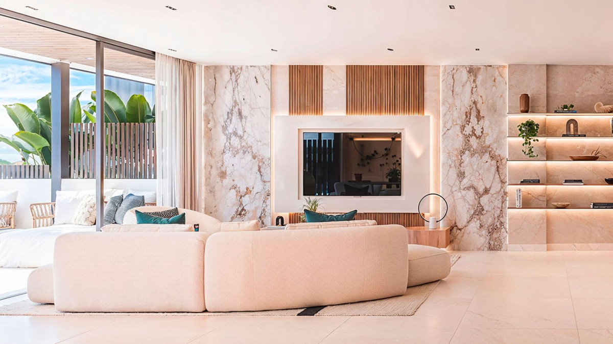 Moderne woonkamer in luxe villa met marmeren wanden en groot terras