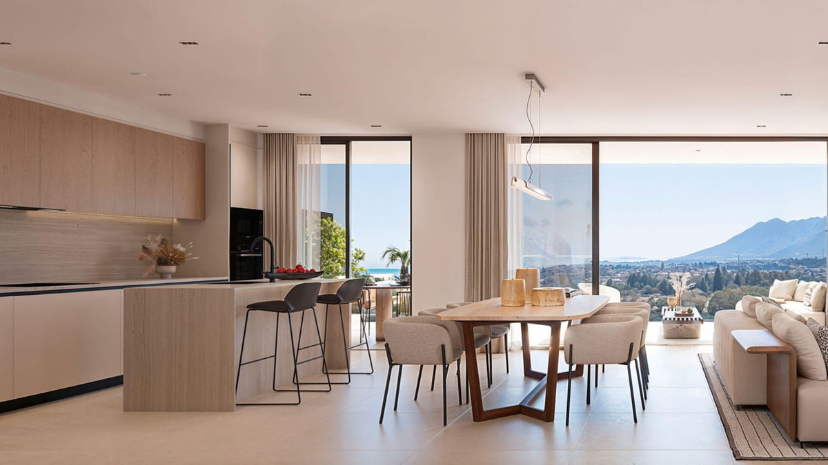 Moderne keuken en eetkamer met uitzicht op de bergen en de zee.