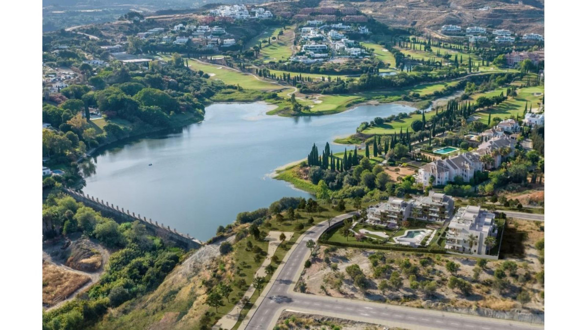 Luxe woning aan het meer met golfbaan in de omgeving