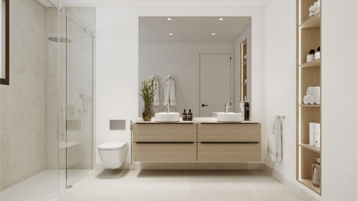 Moderne badkamer met minimalistisch design en houten wastafelmeubel.